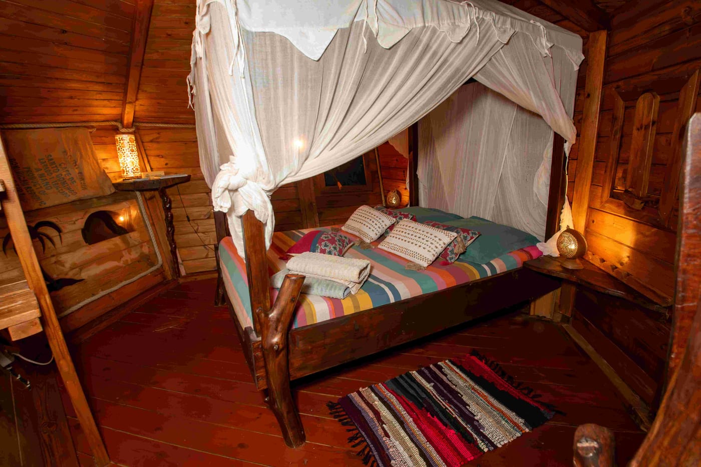Lit à baldaquin de la Cabane Rhum, décoration artisanale