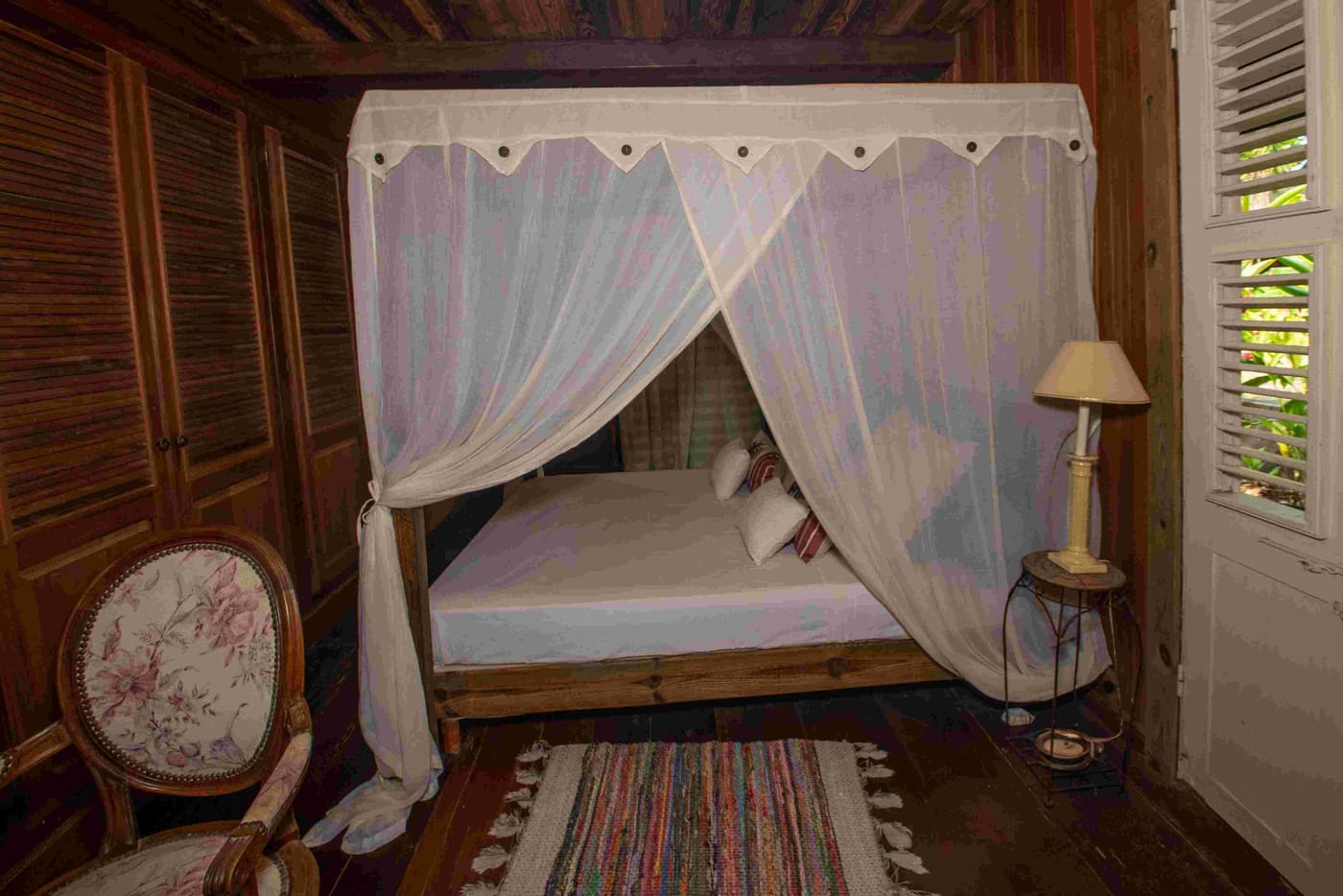 Ambiance intérieure chaleureuse de la chambre Couleur Café