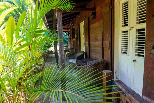 Véranda de la maison coloniale abritant la chambre Couleur Café